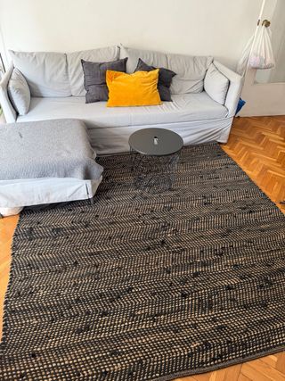 Alfombra beige y negra de tela y yute