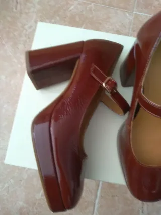 Zapatos Sezane Marrones Charol Tira Tobillo