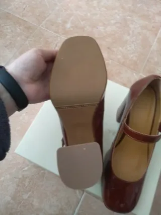 Zapatos Sezane Marrones Charol Tira Tobillo