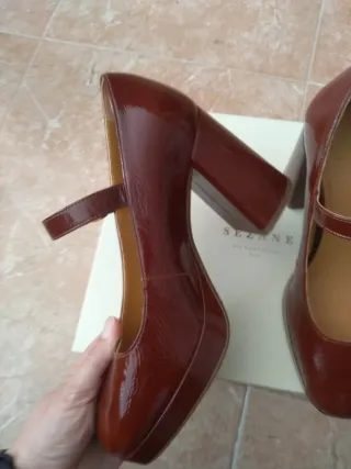 Zapatos Sezane Marrones Charol Tira Tobillo