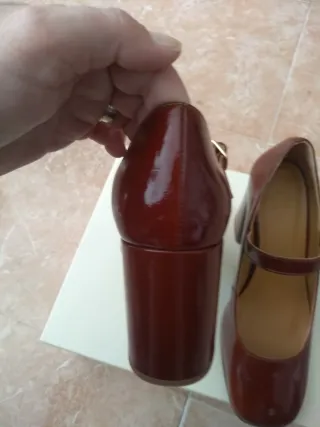 Zapatos Sezane Marrones Charol Tira Tobillo