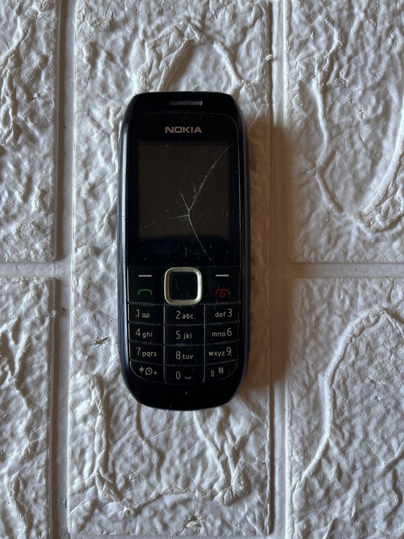 Teléfono móvil Nokia 1616 con teclado
