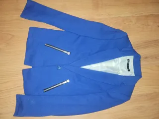 Chaqueta azul con cremalleras