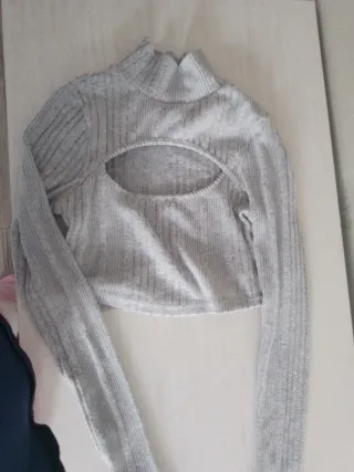 Top gris de canalé con abertura