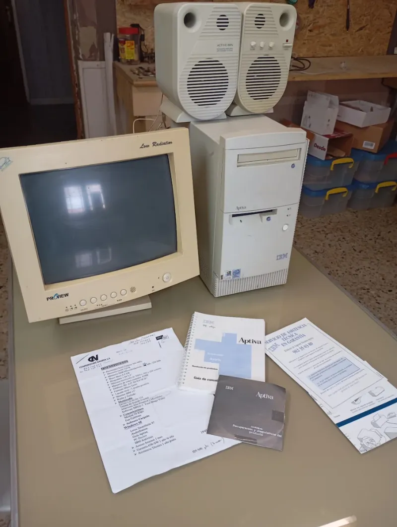 Ordenador IBM Aptiva EP8 funcionando