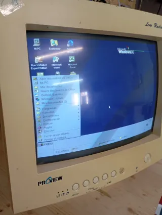 Ordenador IBM Aptiva EP8 funcionando