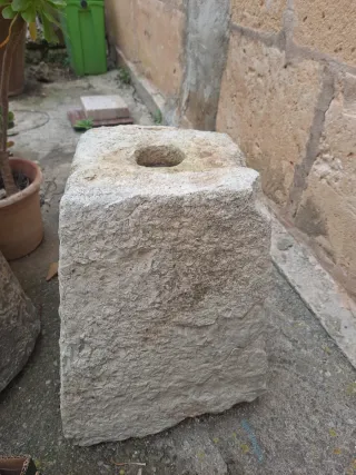 Base de piedra con agujero