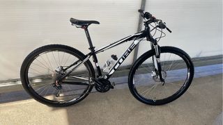 Bicicleta Cube Analog 29 Negra y Blanca