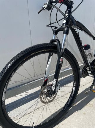 Bicicleta Cube Analog 29 Negra y Blanca