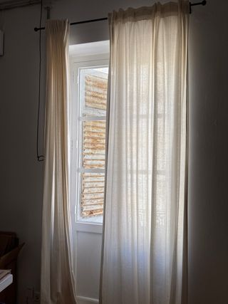 Cortinas de lino beige y barra extensible