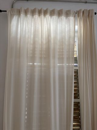 Cortinas de lino beige y barra extensible