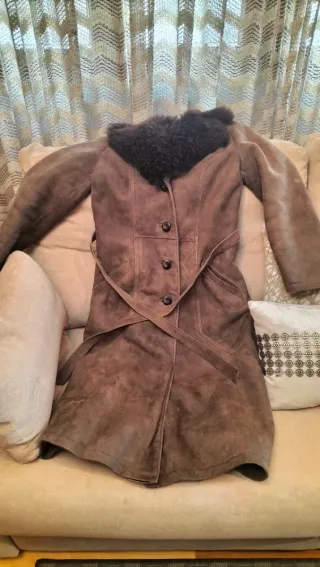 Abrigo de piel marrón prácticamente sin usar