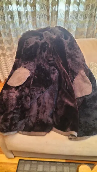 Abrigo de piel marrón prácticamente sin usar