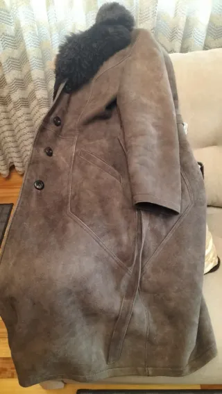 Abrigo de piel marrón prácticamente sin usar