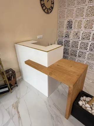 Recepción Peluquería Blanca y Madera
