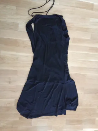 Vestido negro corto con anilla