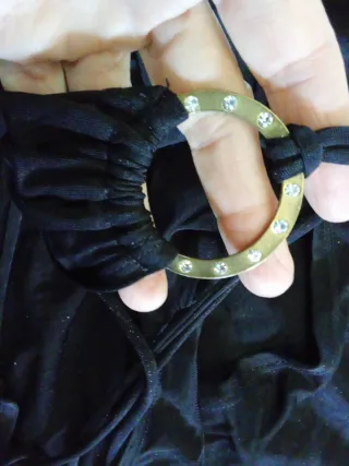 Vestido negro corto con anilla