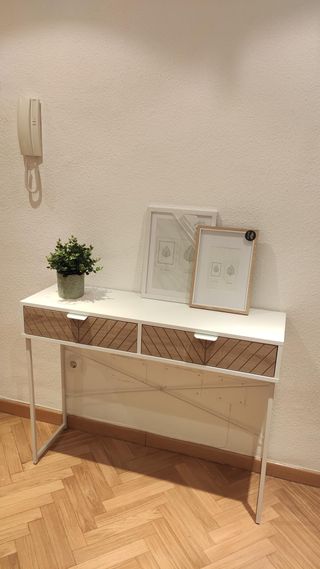 Mueble recibidor blanco y madera