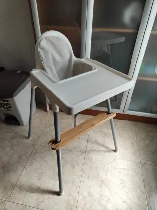 Trona IKEA con reposapiés y respaldo hinchable