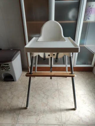 Trona IKEA con reposapiés y respaldo hinchable