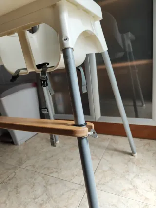 Trona IKEA con reposapiés y respaldo hinchable