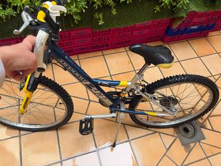 Bicicleta de montaña azul y amarilla