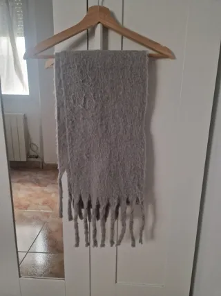 Bufanda gris con flecos