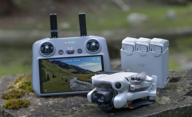 DJI Mini 4 Pro Fly More Combo con DJI RC 2