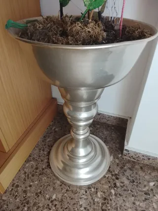 Maceta tipo copa metálica