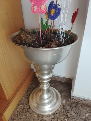 Maceta tipo copa metálica