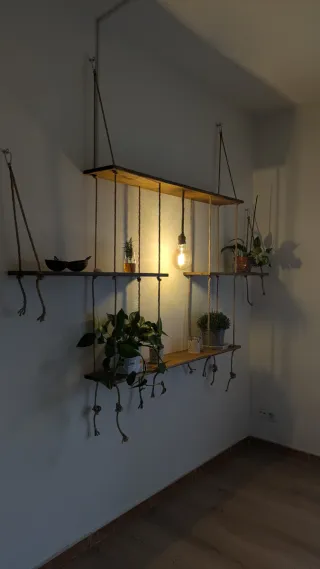 Estantería madera pino con cuerdas, hechos a mano.