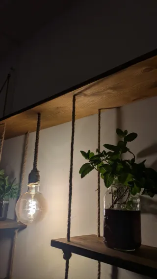 Estantería madera pino con cuerdas, hechos a mano.