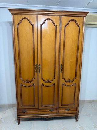 Cama, armario, estantería y mesita