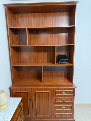 Cama, armario, estantería y mesita