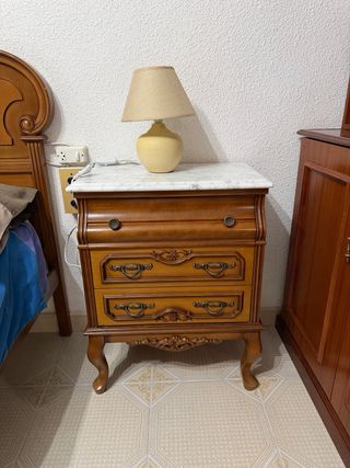 Cama, armario, estantería y mesita