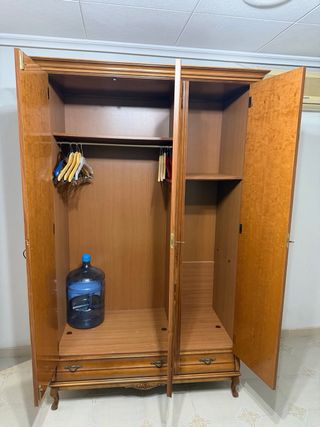 Cama, armario, estantería y mesita