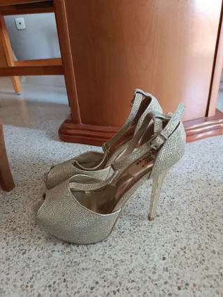 5 pares de Zapatos de tacón rosa con tachuelas do