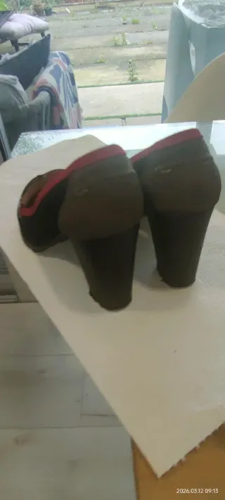 Zapatos de tacón negros y rojos