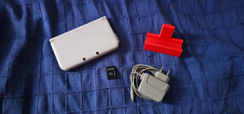 Nintendo 3DS XL Blanca + extras