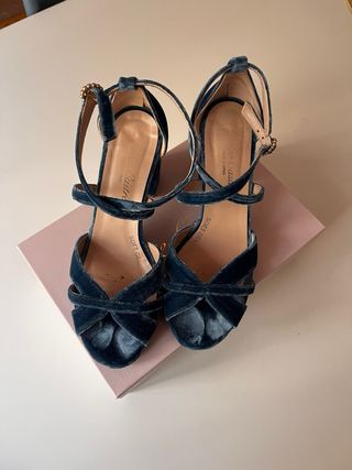 Zapatos de tacón azul de terciopelo