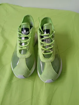 Zapatillas Adidas Verdes y Plateadas