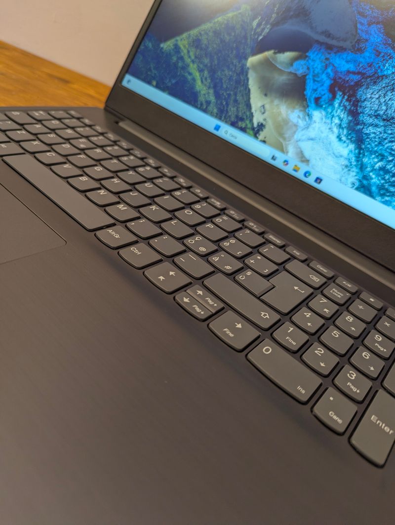 Laptop Lenovo V15 G1 IML afbeelding 4