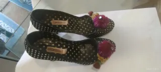 Zapatos de tacón lunares con flores