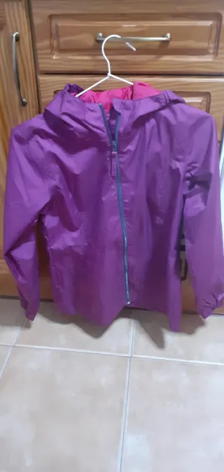 Cortavientos Morado con Capucha