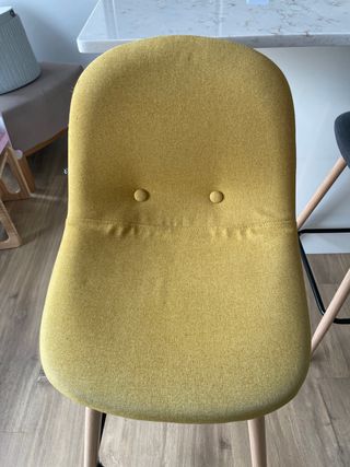 Taburete mostaza y madera