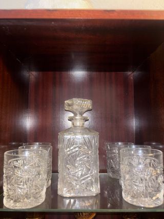 Juego de vasos y botella de cristal