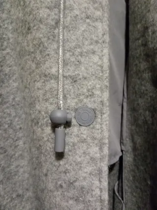 Abrigo de lana gris con capucha