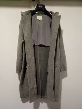 Abrigo de lana gris con capucha