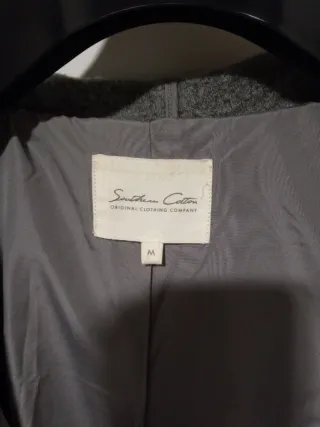 Abrigo de lana gris con capucha