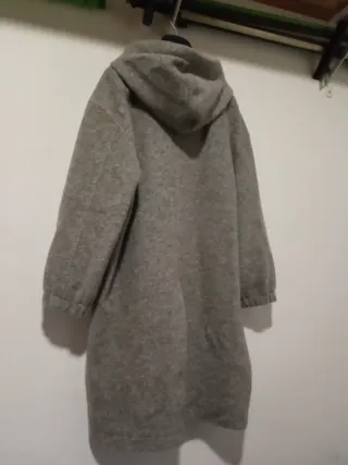 Abrigo de lana gris con capucha